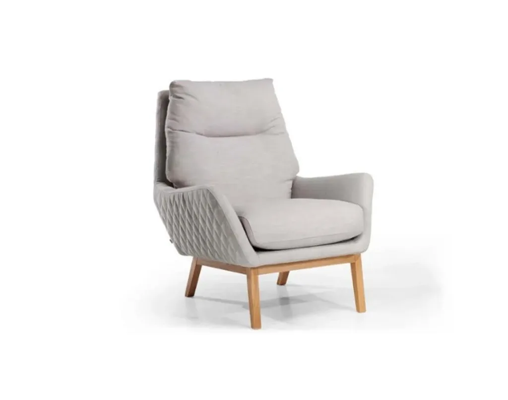 Butaca Kusu gris claro de respaldo alto, con trasera acolchada en rombos y patas de madera