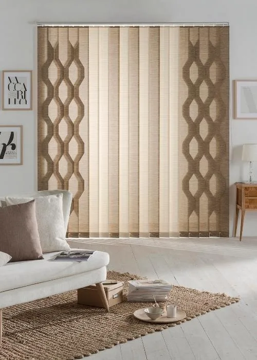 Lamas verticales en beige y marrón con dibujo geométrico en los laterales, en un salón con sofá blanco