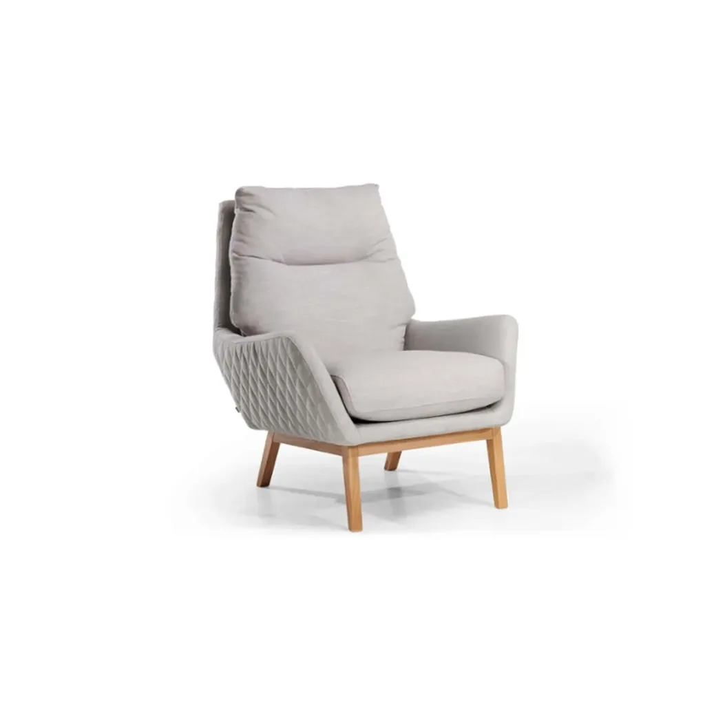 Butaca Kusu tapizada en gris perla, con respaldo inclinado y base de madera, sobre fondo blanco
