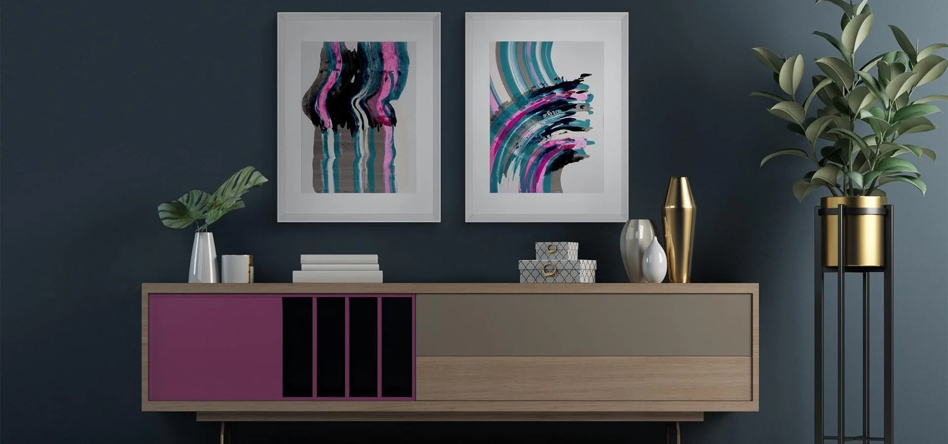 Dos cuadros con ondas rosas, azules y negras sobre un aparador con puertas fucsia, en una pared azul oscuro