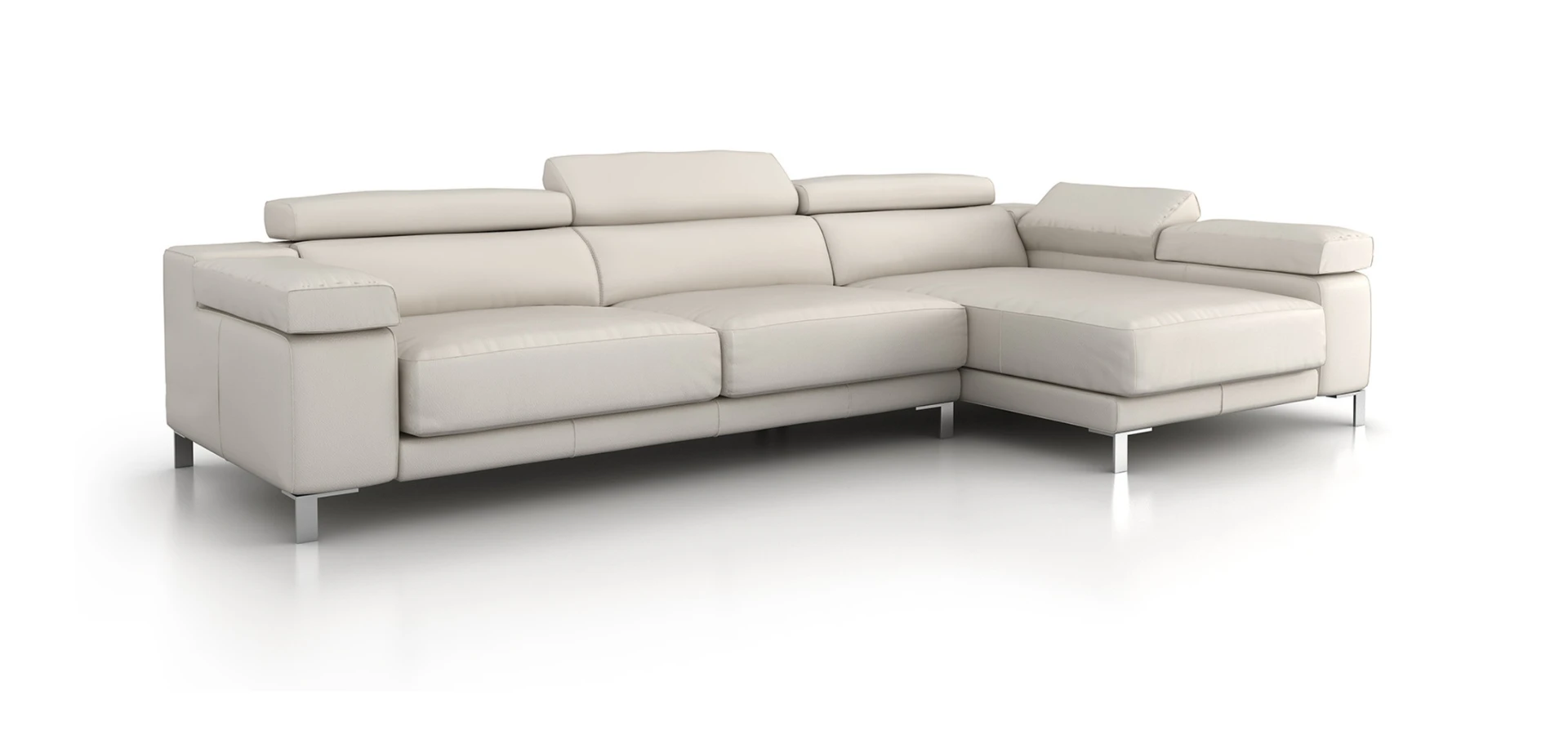 Sofá Batu con chaise longue en blanco roto, cabezales elevados y patas metálicas, en perspectiva