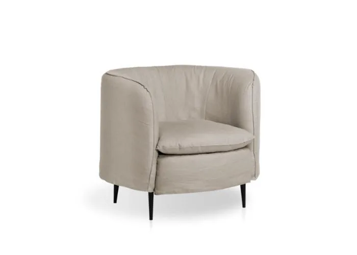 Butaca Wau en beige vista de tres cuartos, con vivos en los bordes del tapizado y un cojín de asiento grueso