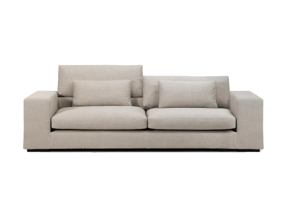 Sofá Aral beige de frente, con brazos anchos y rectos, dos cojines de respaldo y dos decorativos