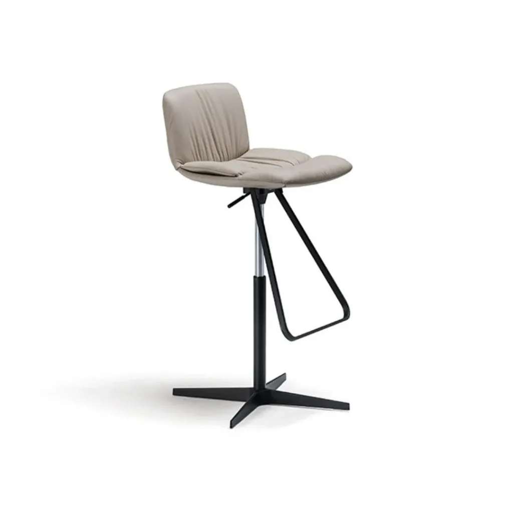 Taburete con asiento acolchado de pliegues en beige, columna de metal negro, reposapiés triangular y base en cruz