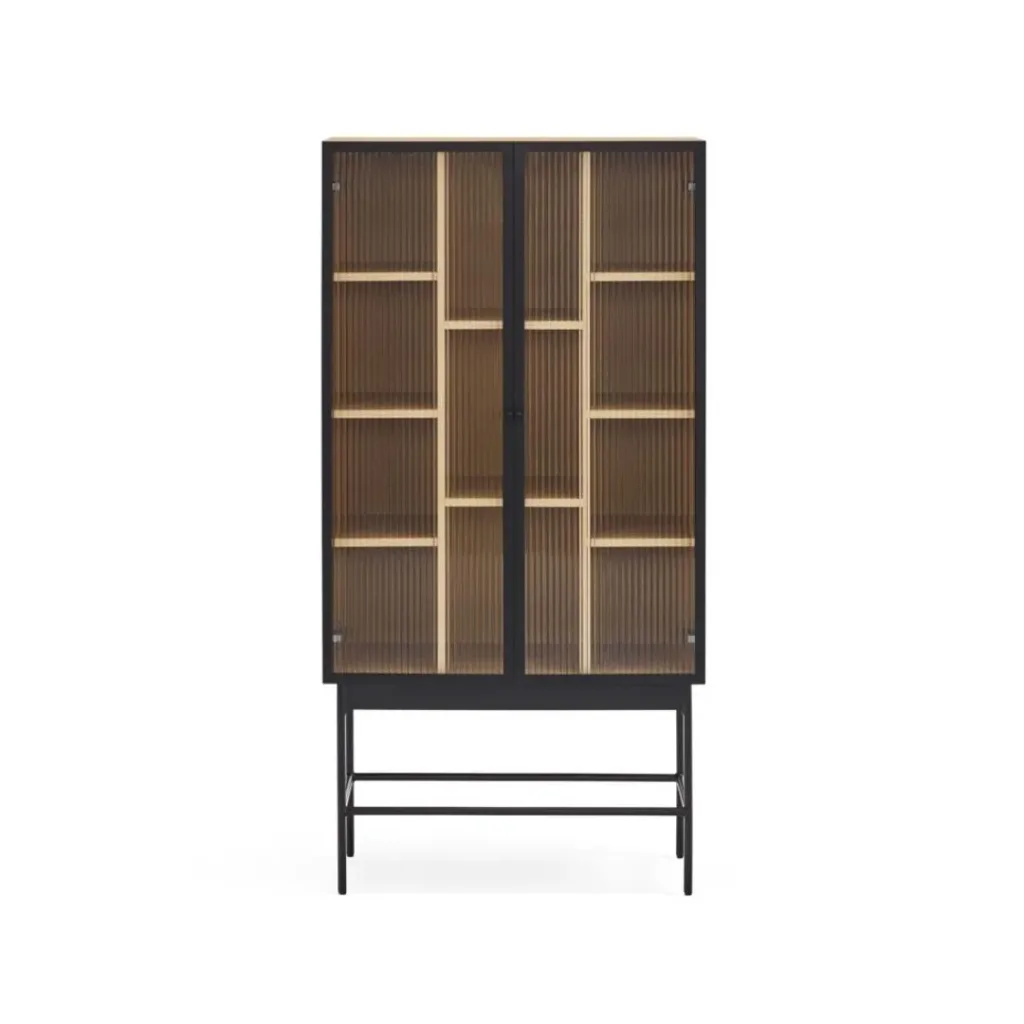 Vitrina alta con dos puertas de cristal acanalado, baldas en tono madera y estructura negra con patas