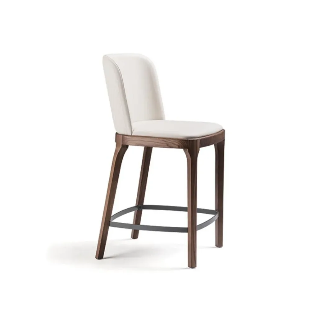Taburete alto con asiento y respaldo tapizados en blanco roto, patas de madera oscura y reposapiés metálico