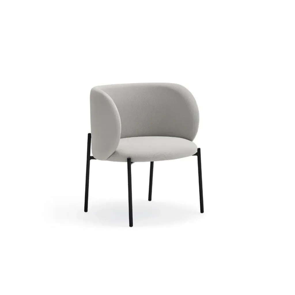 Silla tapizada en gris claro con respaldo curvo envolvente y cuatro patas finas de metal negro