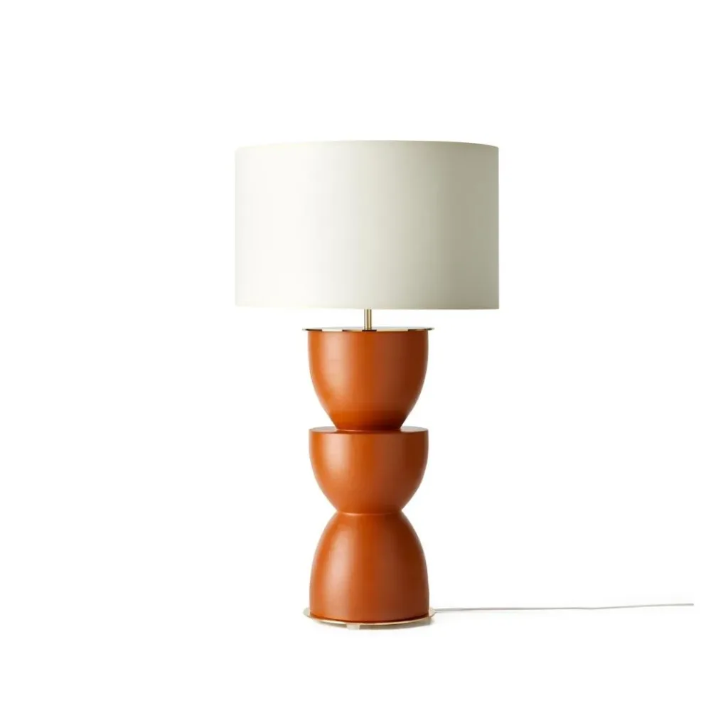 Lámpara de mesa con pie terracota de formas apiladas y pantalla blanca de tambor