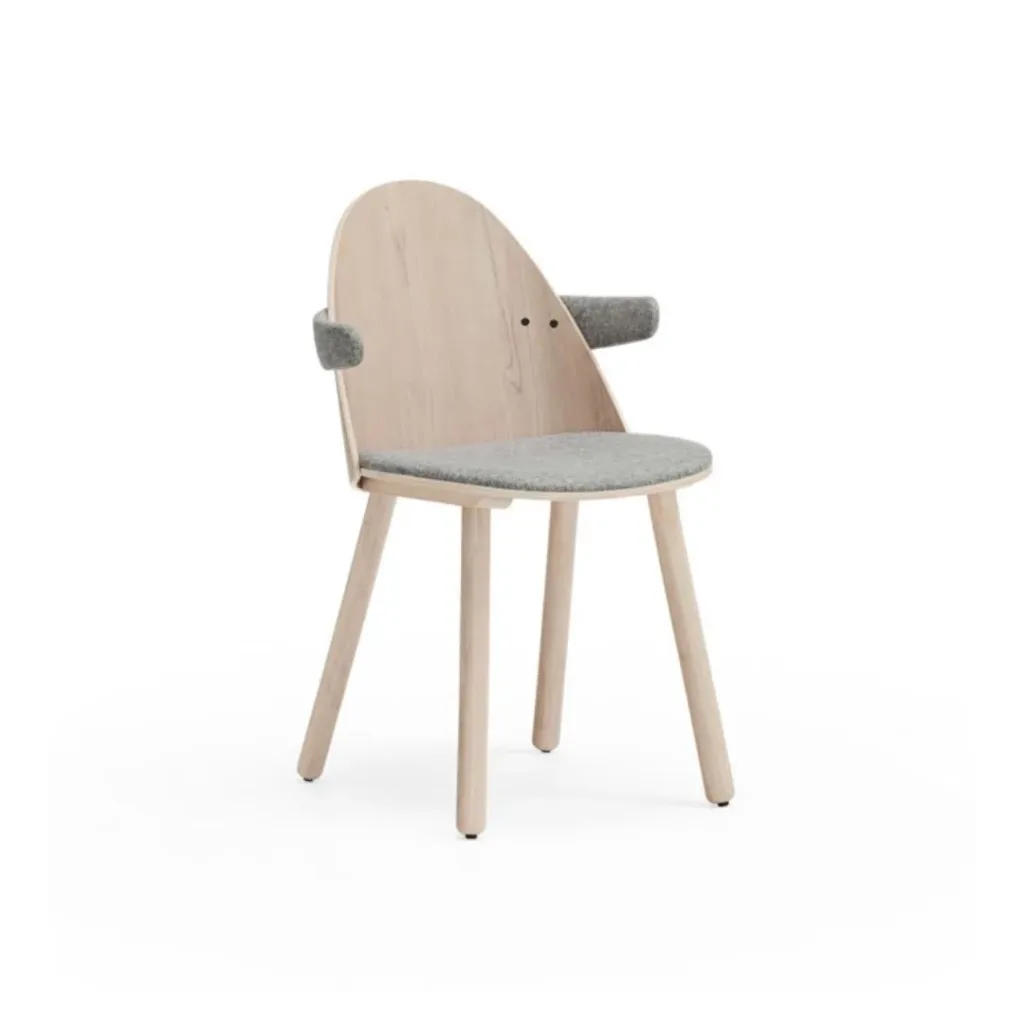 Silla con respaldo curvo de madera clara, asiento tapizado en gris y pequeños brazos, sobre cuatro patas de madera