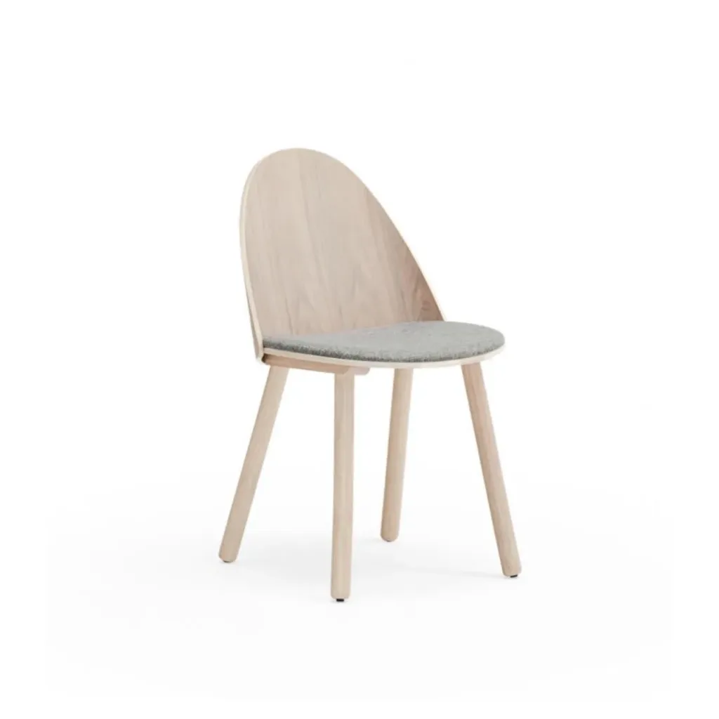 Silla sin brazos con respaldo curvo de madera clara y asiento tapizado en gris sobre patas de madera
