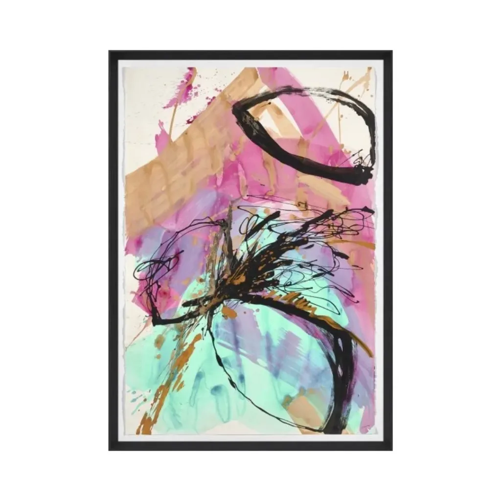 Cuadro abstracto con manchas rosas, beige y verde menta y trazos negros curvos, con marco negro