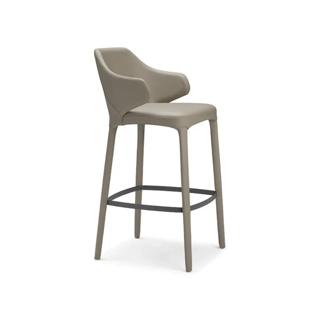 Taburete alto con brazos, asiento y respaldo tapizados en gris topo, patas del mismo tono y aro reposapiés oscuro