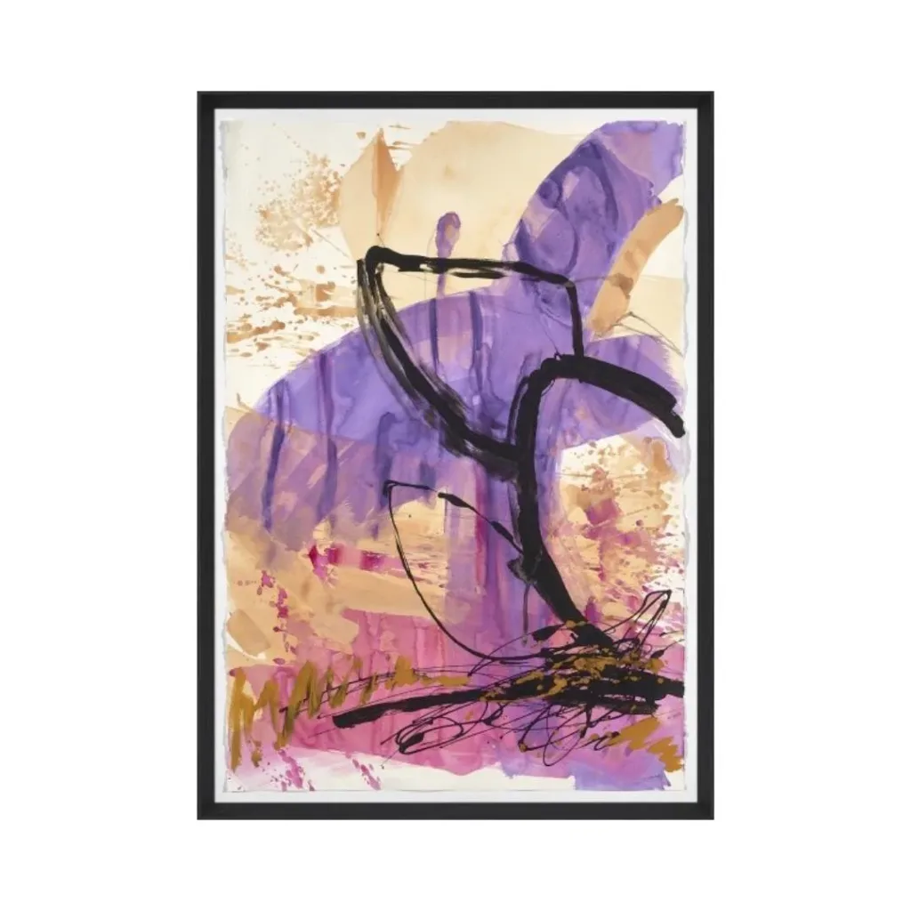 Cuadro abstracto con manchas lila y beige, trazos negros curvos y salpicaduras rosas, con marco negro