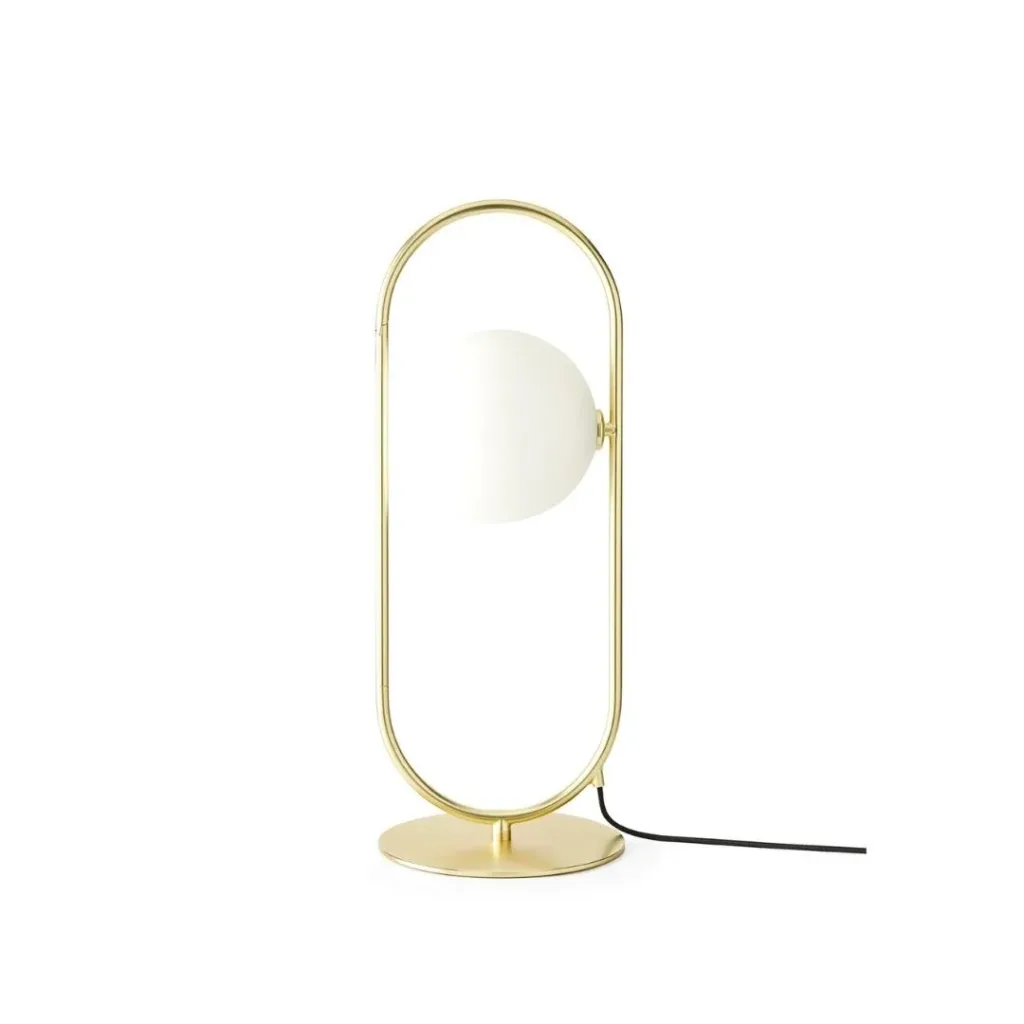 Lámpara de mesa con aro ovalado dorado que enmarca un globo blanco, sobre base redonda