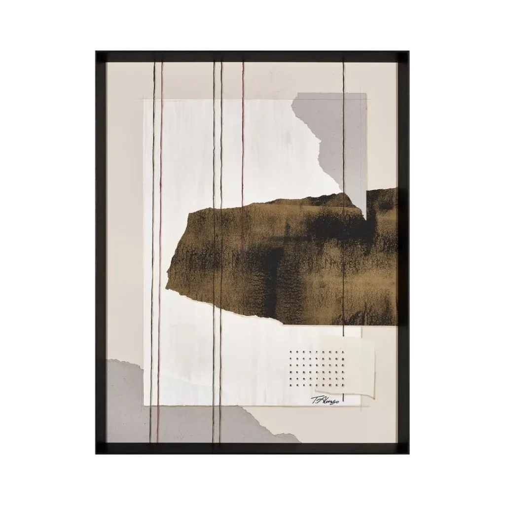 Cuadro tipo collage con una forma marrón oscura, papel blanco, líneas verticales finas y retícula de puntos