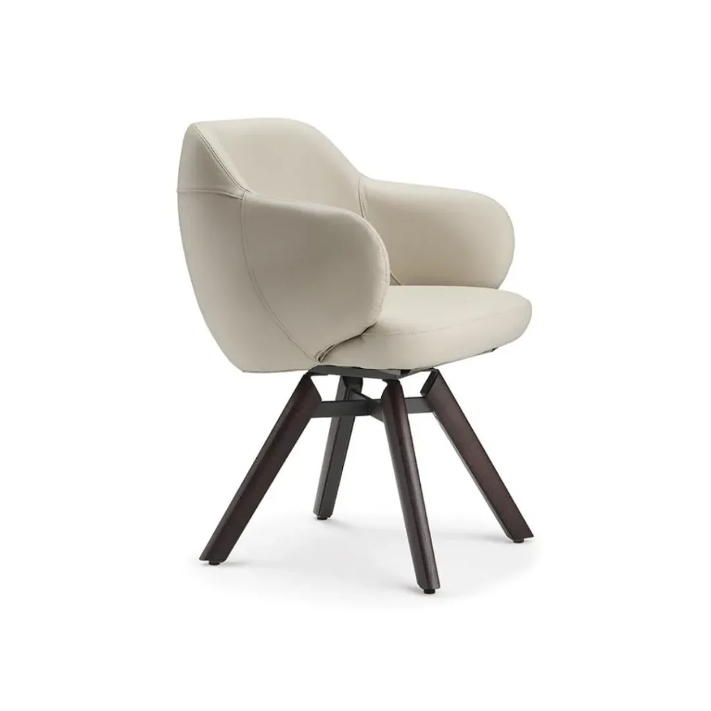 Butaca de comedor tapizada en crudo con respaldo envolvente y base de cuatro patas de madera oscura