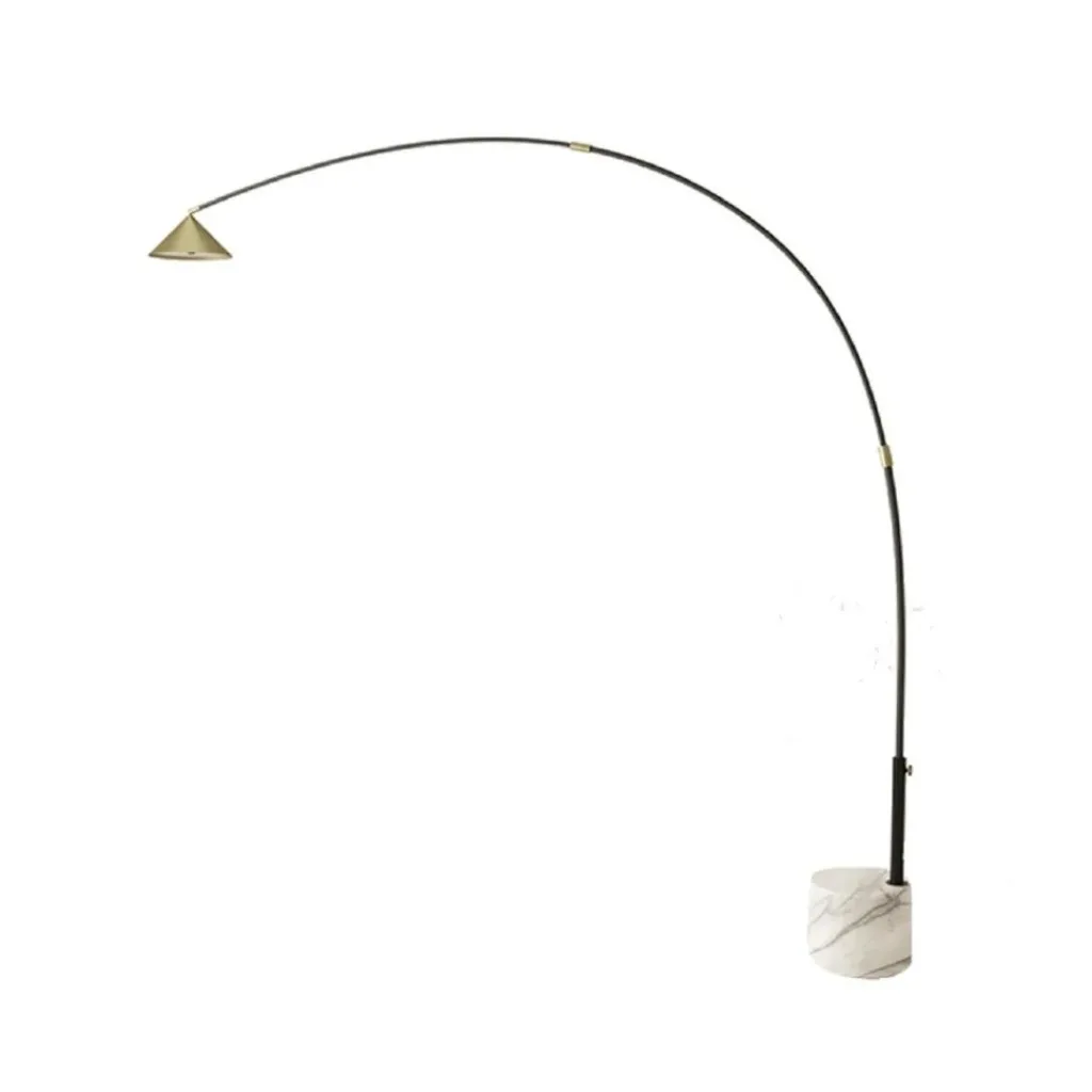 Lámpara de pie de arco con brazo negro curvado, pequeña pantalla dorada y base blanca veteada