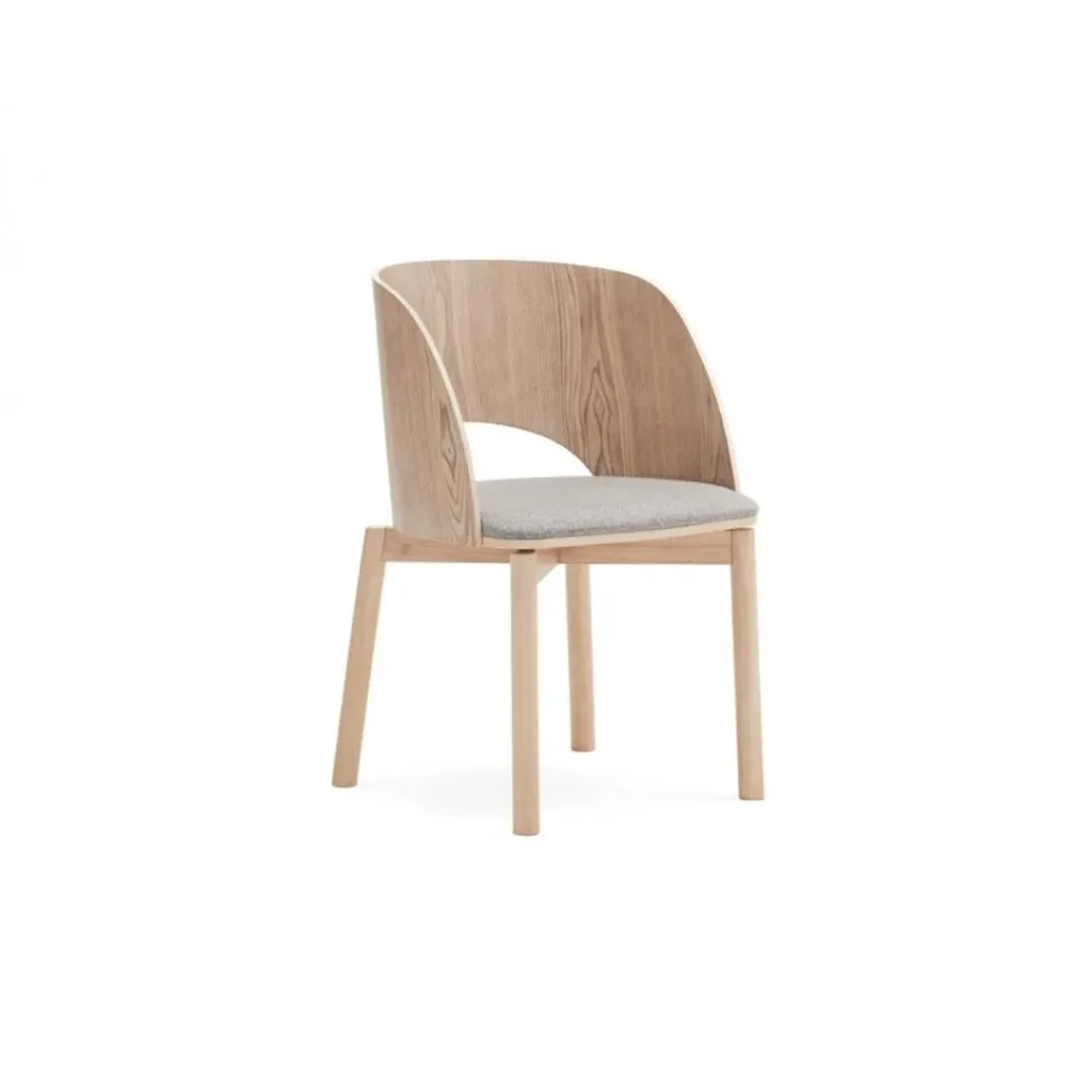 Silla con respaldo de madera clara separado del asiento por una abertura, asiento tapizado en gris y patas de madera