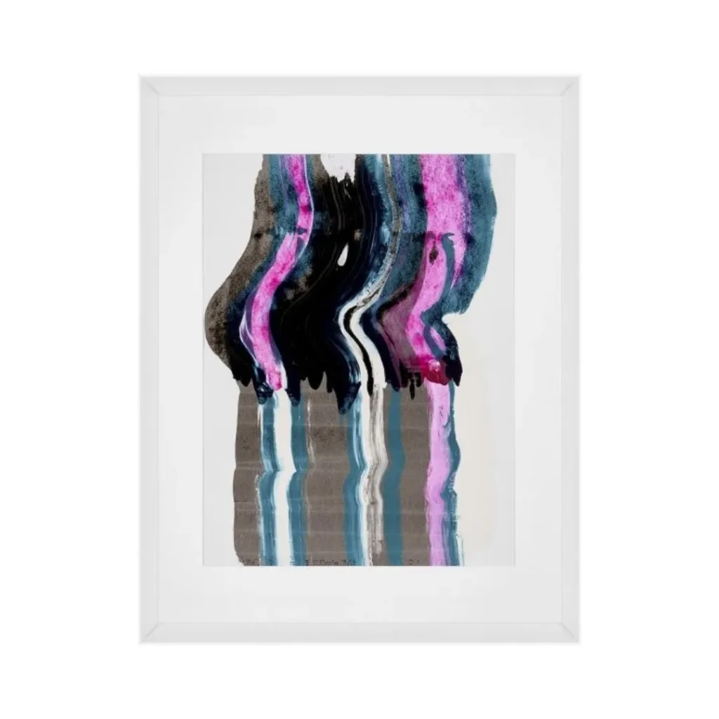 Cuadro con trazos ondulados verticales en rosa, negro y azul petróleo, marco blanco y paspartú