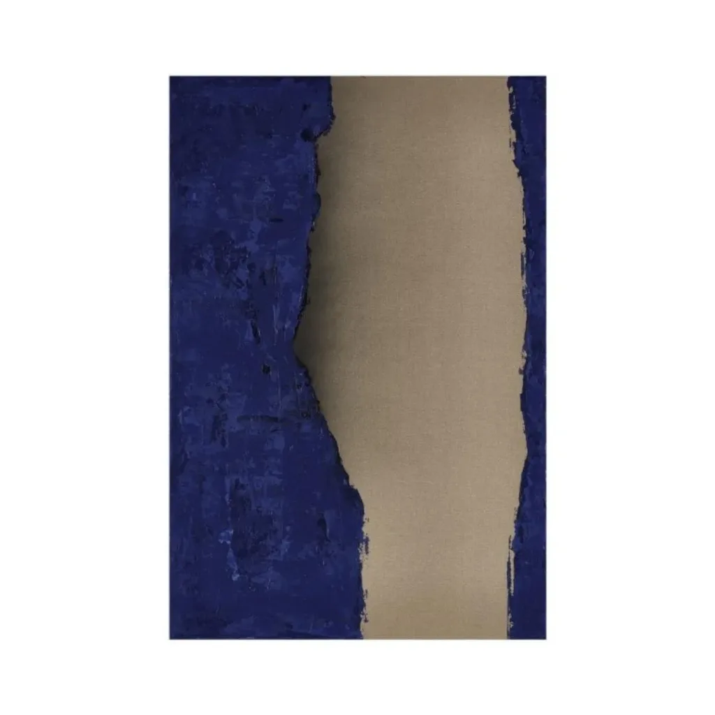 Lienzo vertical en azul marino texturizado, abierto por una franja central beige de borde irregular