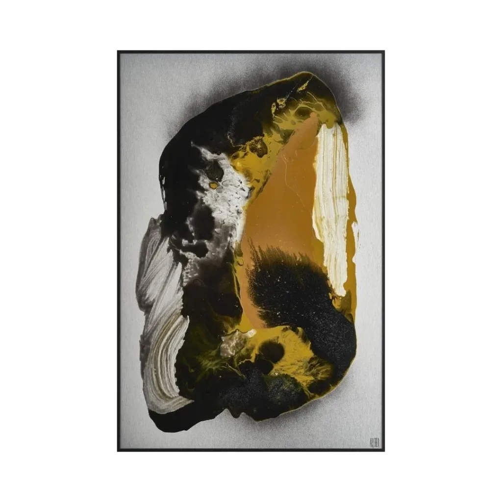 Lienzo abstracto con una mancha negra y centro amarillo mostaza, trazos blancos a la izquierda y marco negro