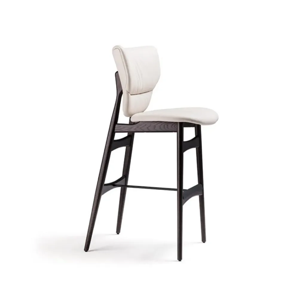 Taburete alto de madera oscura con respaldo y asiento acolchados en blanco y travesaño reposapiés