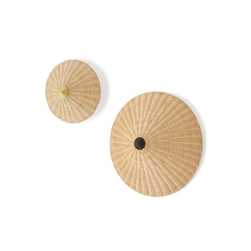 Dos apliques de pared circulares de fibra trenzada en tono natural, uno grande y otro pequeño