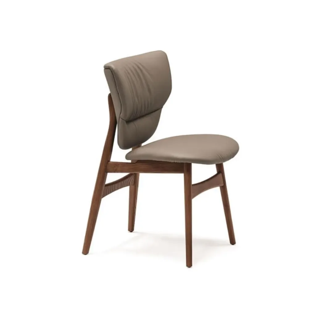 Silla de comedor con respaldo y asiento acolchados en color topo sobre estructura de madera marrón