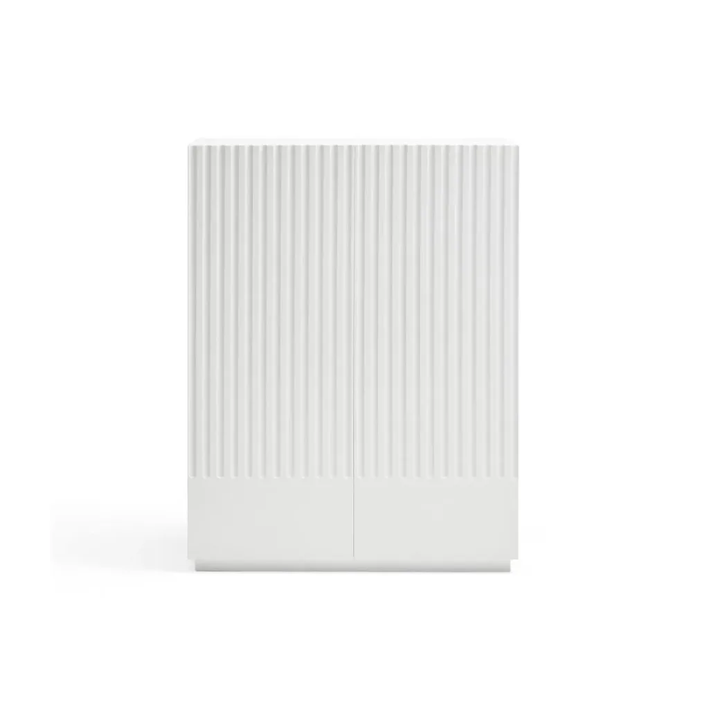 Mueble alto blanco con frente acanalado vertical, dos puertas inferiores lisas y zócalo