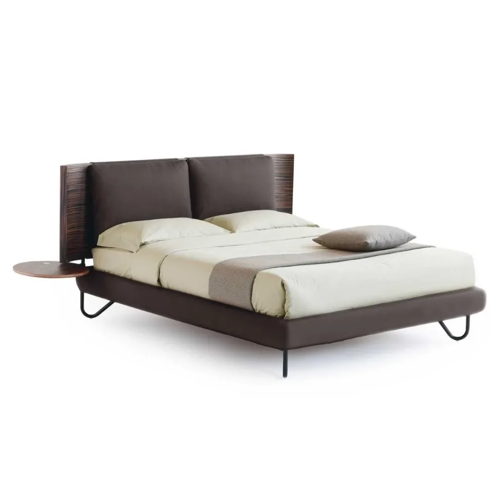 Cama con cabecero de dos cojines en marrón chocolate, mesita redonda integrada y patas de varilla curva