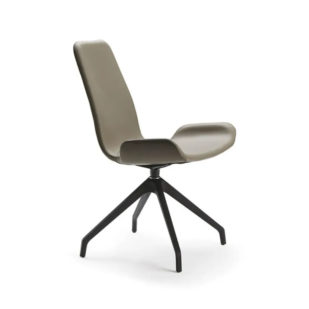 Silla de carcasa alta tapizada en gris topo con brazos integrados, sobre pie central de cuatro radios en negro