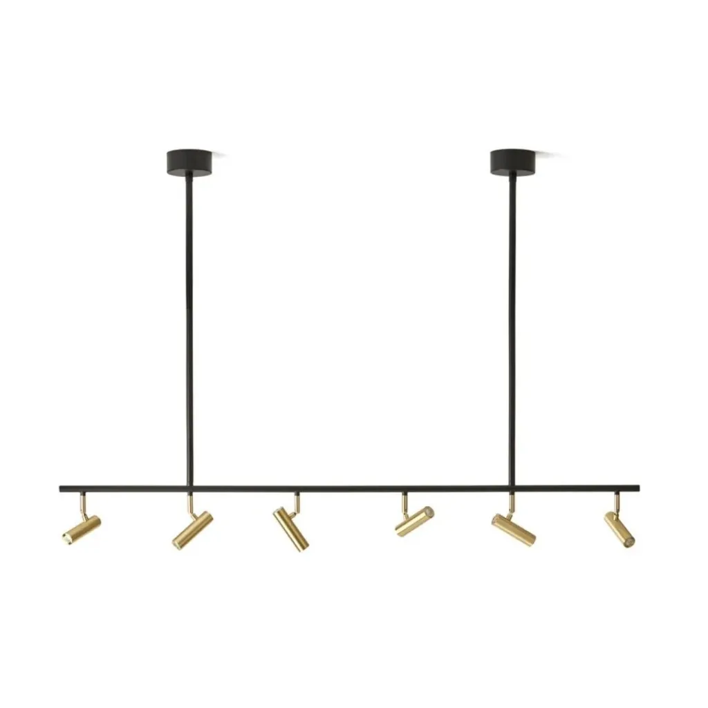 Lámpara de techo con barra horizontal negra y seis focos dorados apuntando en distintas direcciones