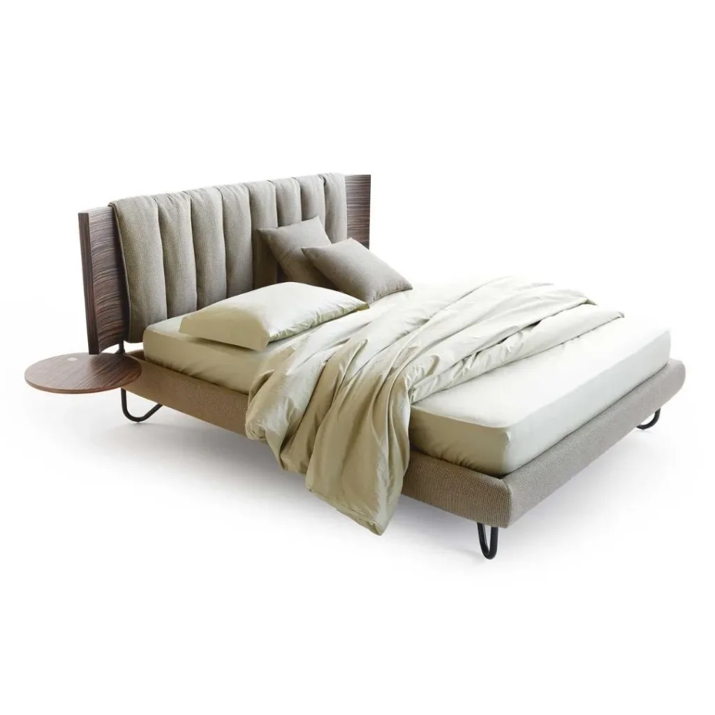 Cama con cabecero acolchado de canales verticales en beige, marco de madera oscura y mesita redonda