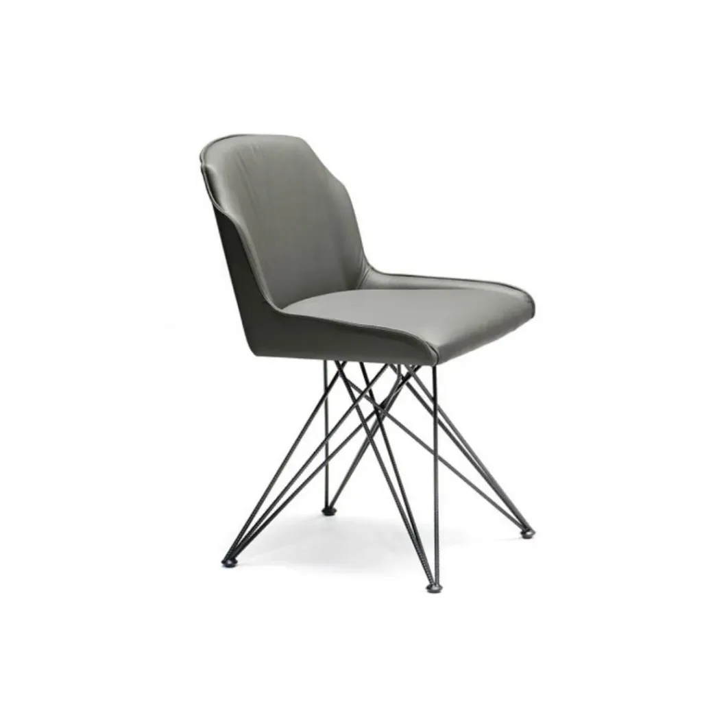 Silla tapizada en gris oscuro con carcasa envolvente y patas de varillas metálicas cruzadas en negro