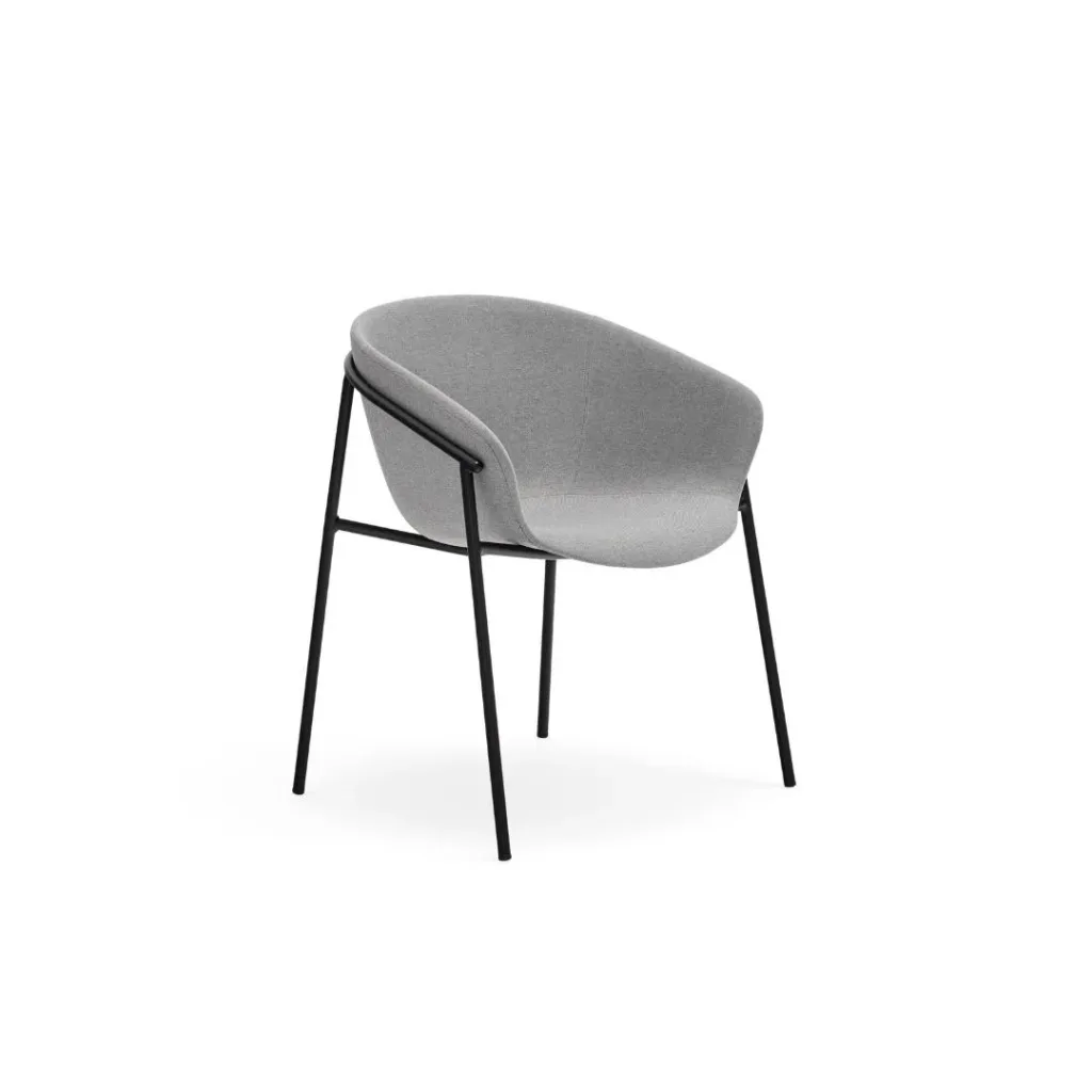 Silla de carcasa redondeada en tejido gris jaspeado, sostenida por patas negras de metal que suben por los lados