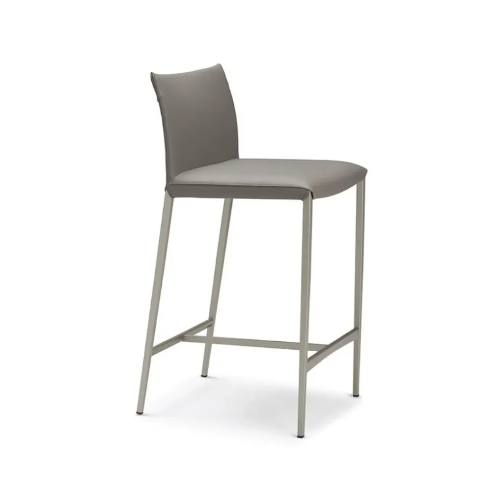 Taburete alto con respaldo y asiento tapizados en gris y estructura metálica en tono topo con reposapiés