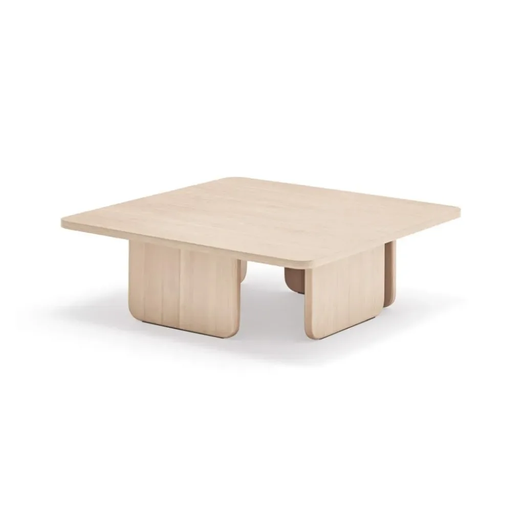 Mesa de centro cuadrada y baja en tono madera clara con patas anchas de cantos redondeados