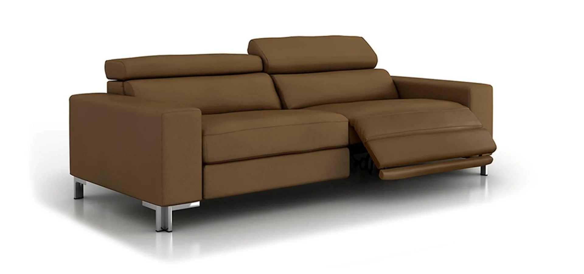 Sofá Edam camel en vista lateral, con el reposapiés relax desplegado en una de las plazas