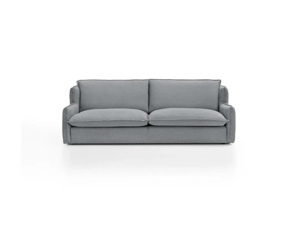 Sofá Kembo en gris azulado de frente, con cojines de respaldo y de asiento, sobre fondo blanco