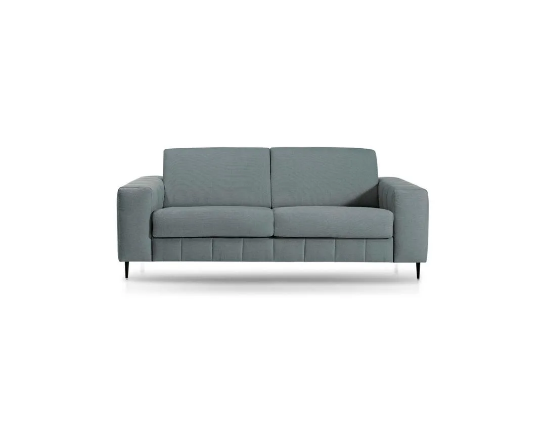 Sofá cama Mae cerrado y de frente, en azul grisáceo, con dos cojines de asiento y patas negras finas