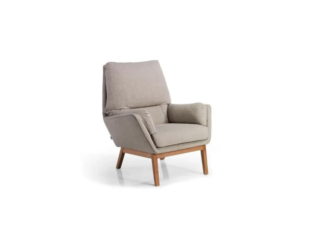 Butaca Isa en tejido gris claro con patas de madera, vista en tres cuartos sobre fondo blanco