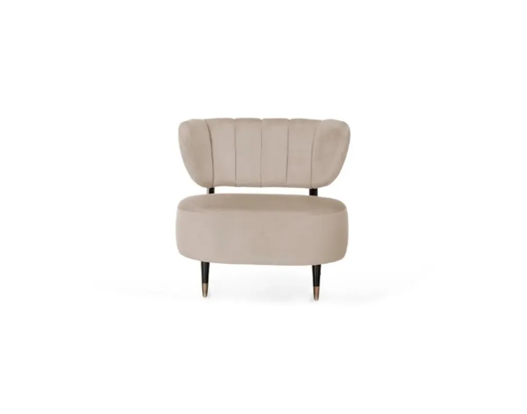 Butaca Moei Soft de asiento ovalado y respaldo curvo acanalado, en beige sobre fondo blanco