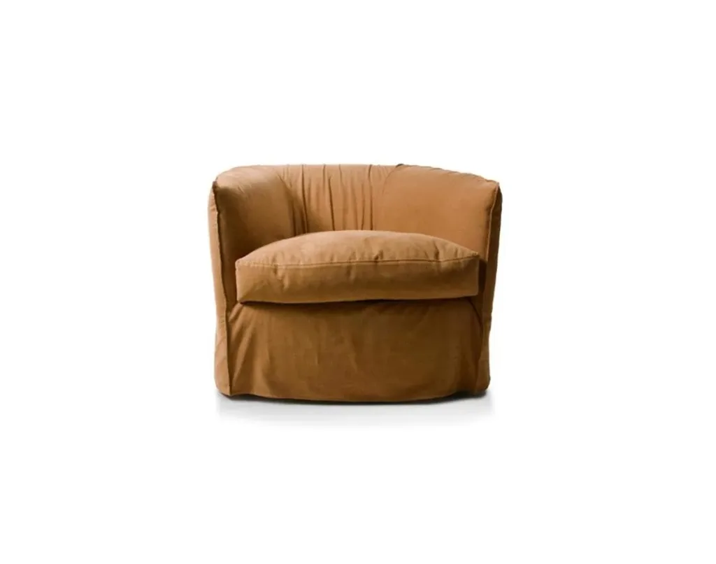 Butaca Nippon en color camel con respaldo envolvente y cojín de asiento, sobre fondo blanco
