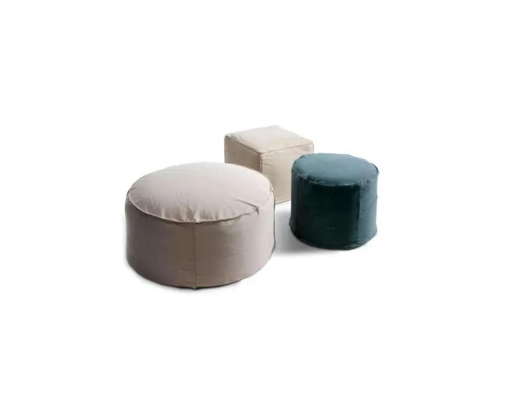Pufs Arka en tres formatos: redondo grande en beige, cubo en crema y cilindro en verde azulado