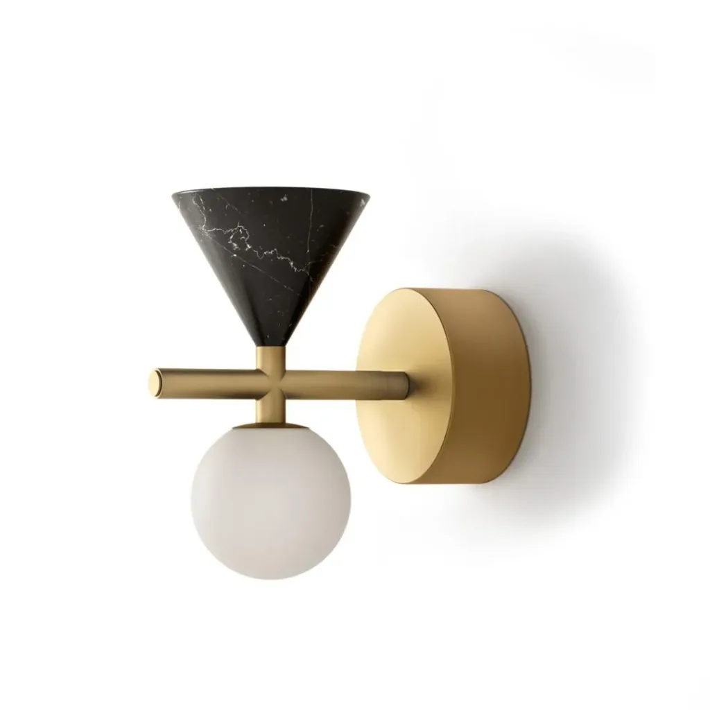 Aplique de pared con base dorada, cono negro veteado hacia arriba y globo blanco debajo