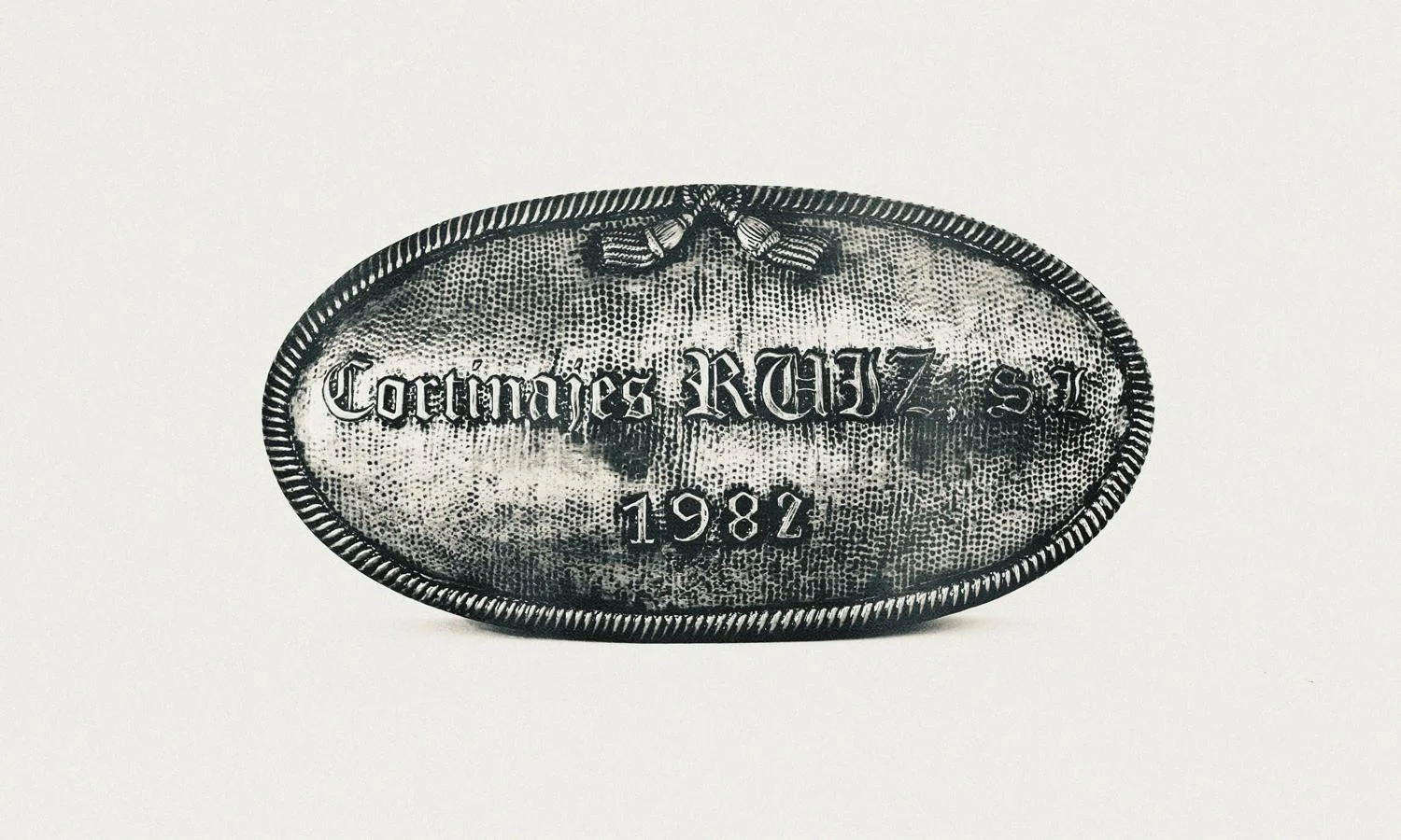 Placa metálica antigua de la empresa, con el año 1982